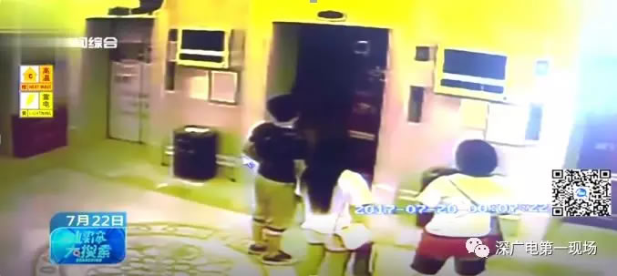 深圳一女子飞踹电梯厢门数脚 电梯门严重变形还停运