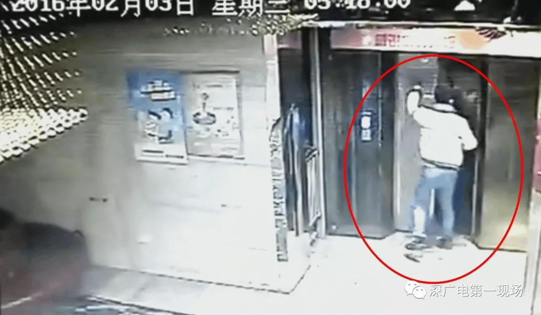 深圳一女子飞踹电梯厢门数脚 电梯门严重变形还停运